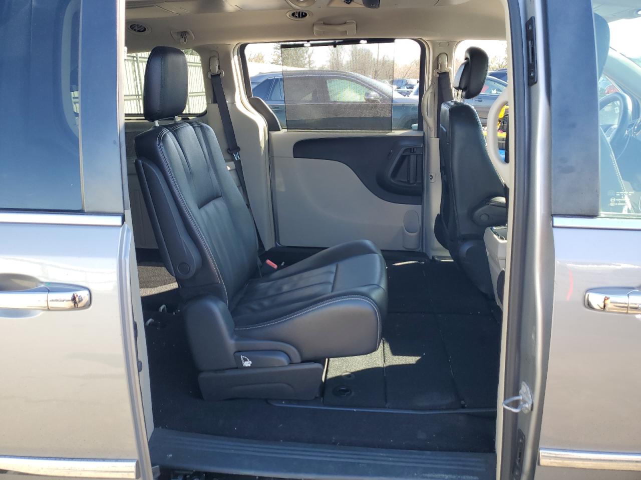 2015 Chrysler Town & Country - Image 11