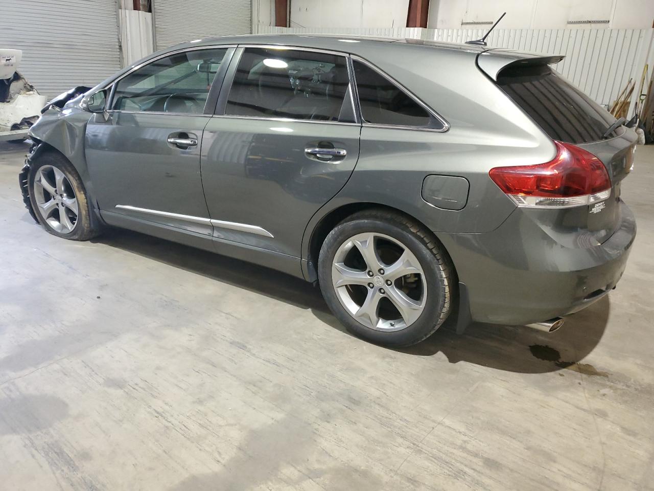 2014 Toyota Venza - Image 2