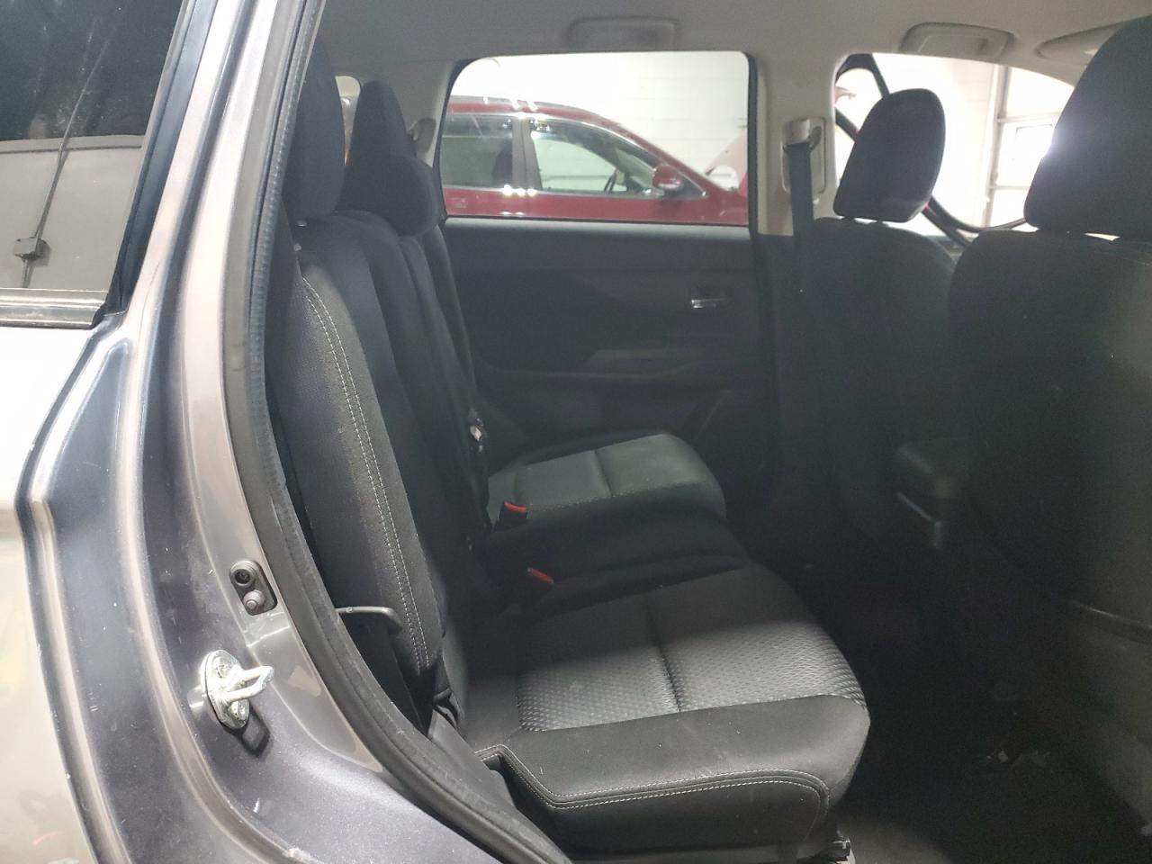 2016 Mitsubishi Outlander - Image 11