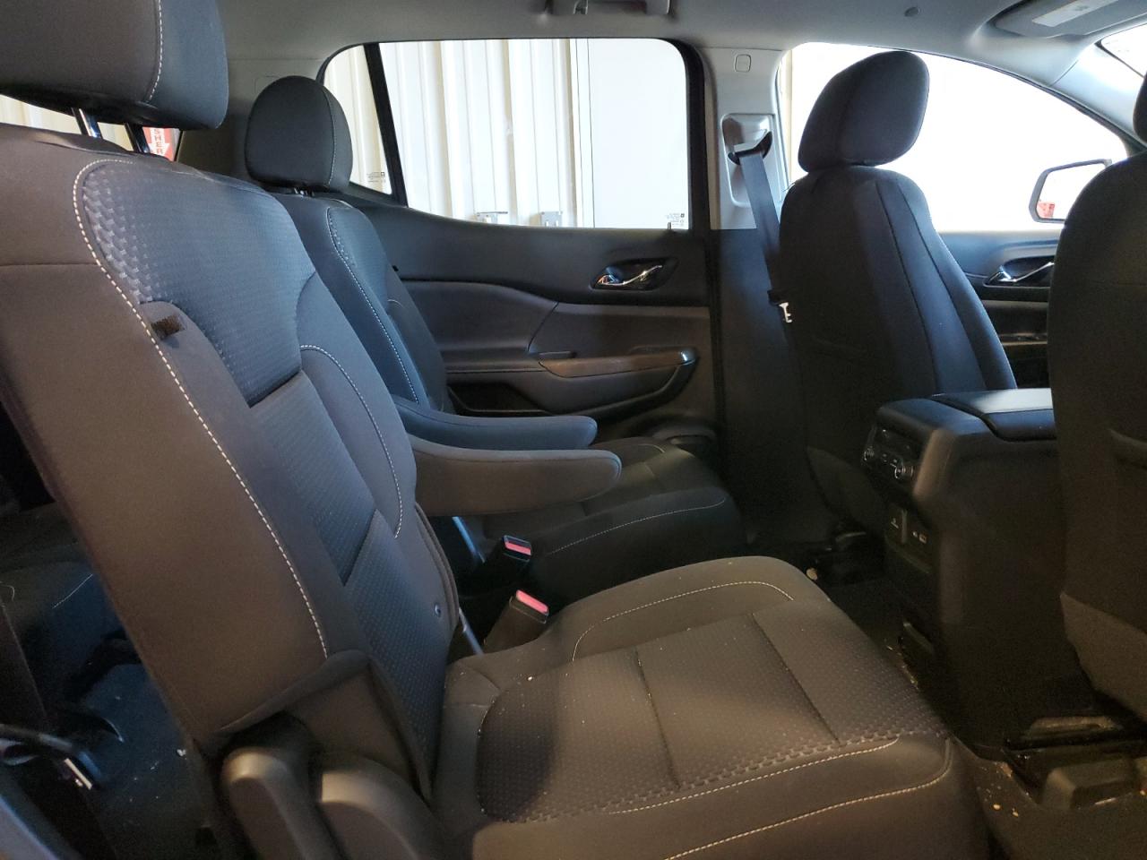 2022 GMC Acadia - Image 11