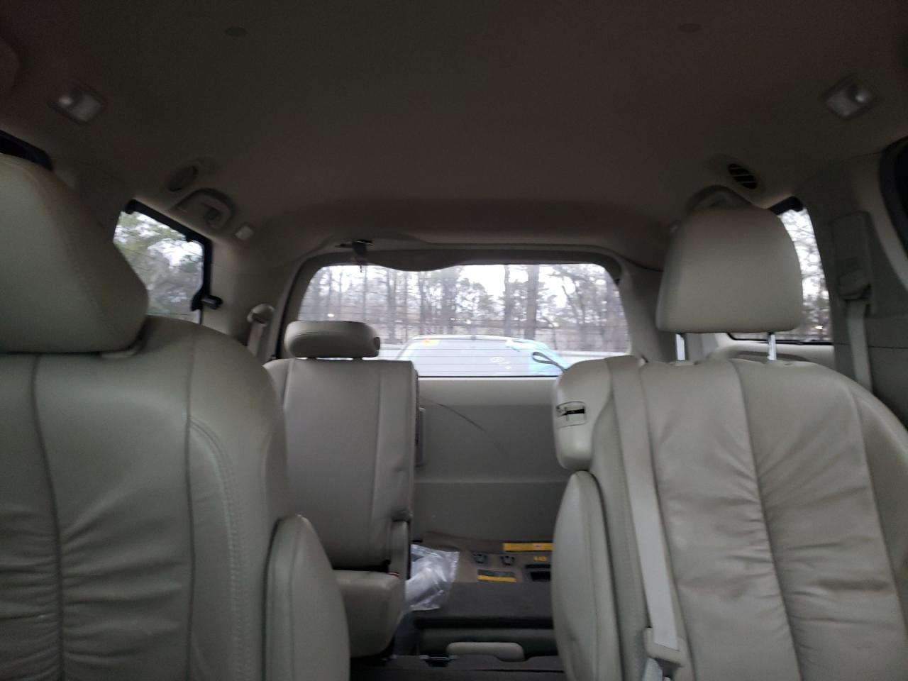 2011 Toyota Sienna - Image 10