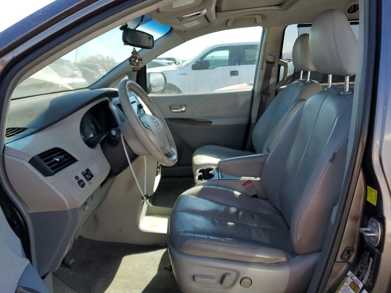 2011 Toyota Sienna - Image 7