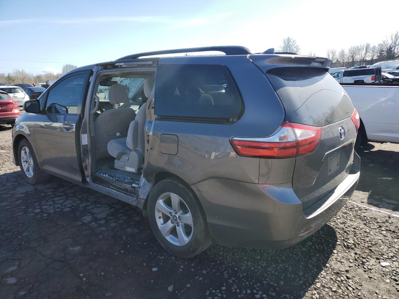 2019 Toyota Sienna - Image 2
