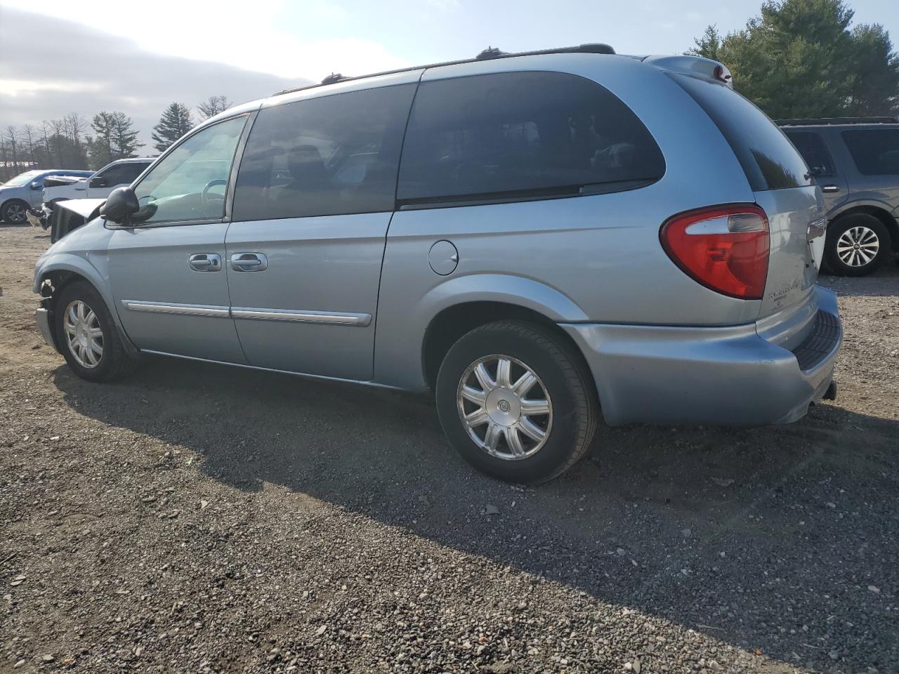 2005 Chrysler Town & Country - Image 2
