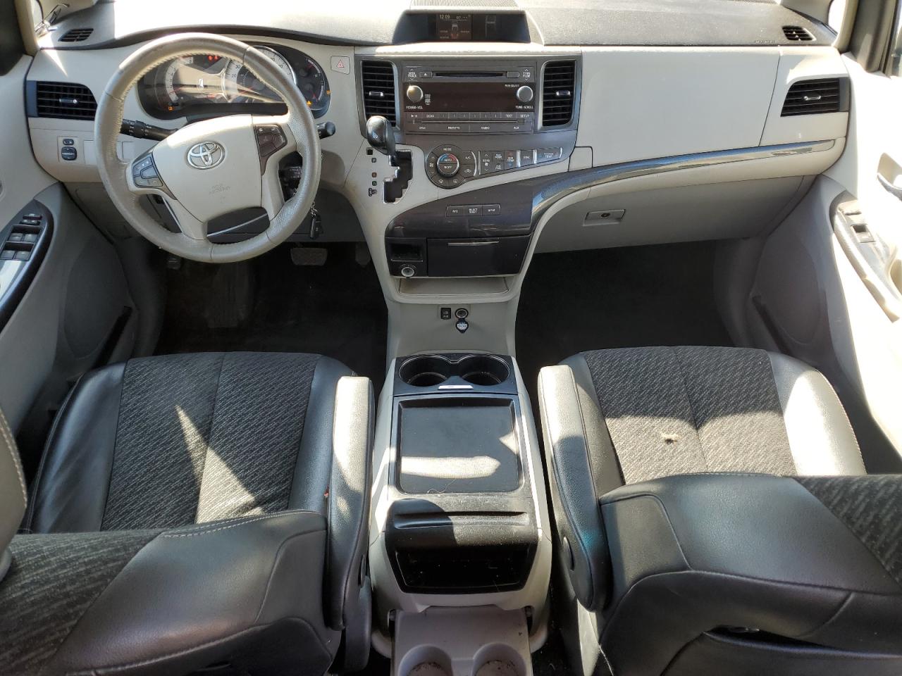 2011 Toyota Sienna - Image 8