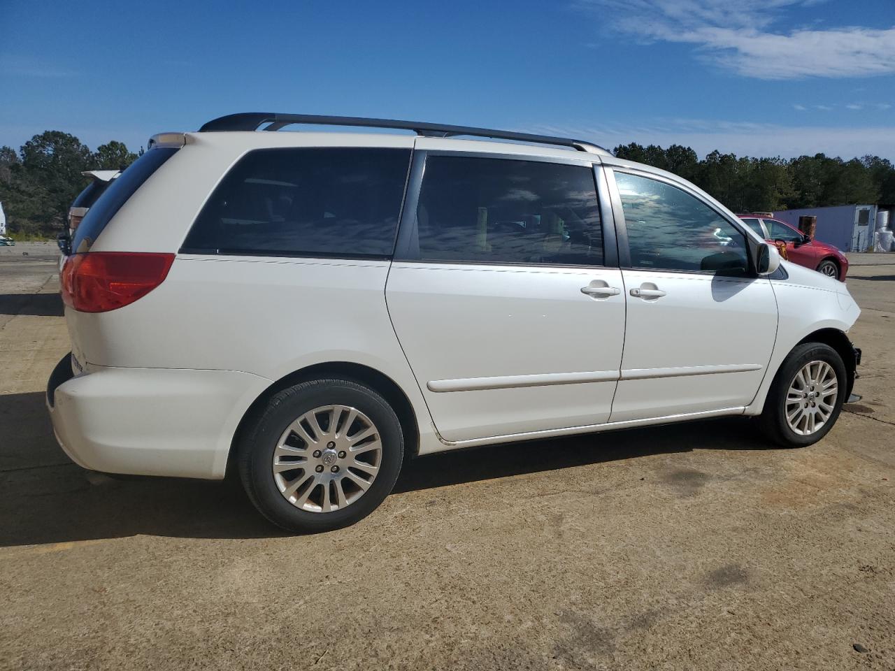 2010 Toyota Sienna - Image 3