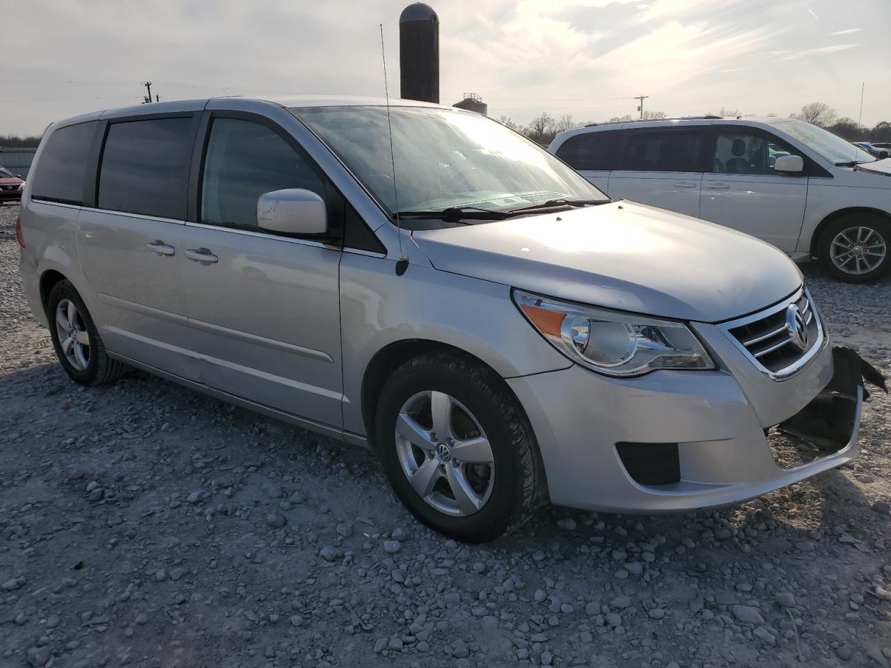 2010 Volkswagen Routan - Image 4