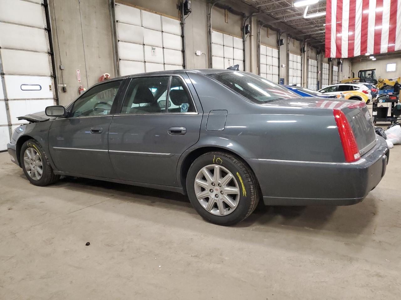 2011 Cadillac DTS - Image 2