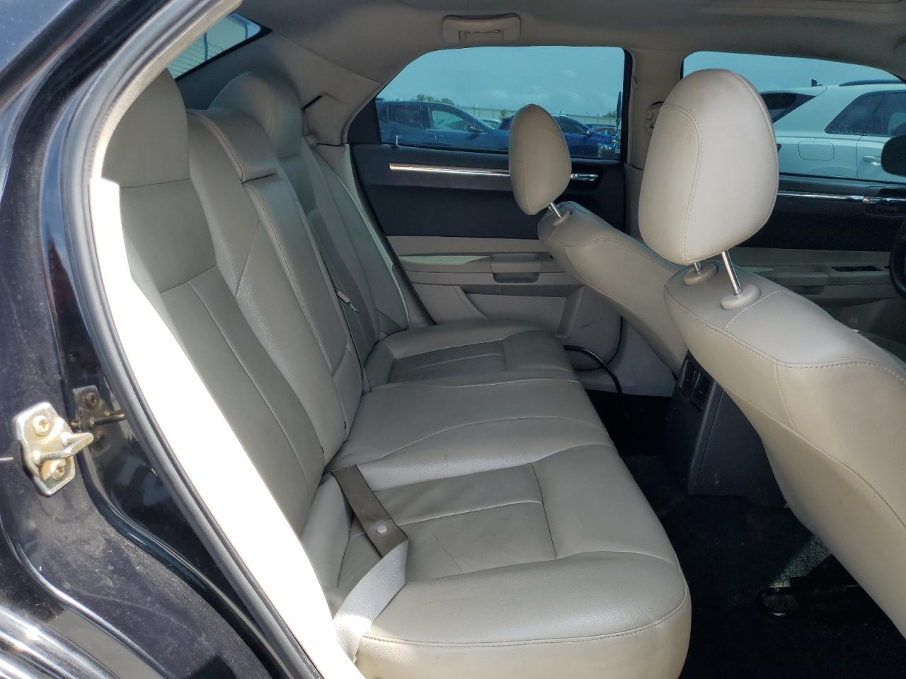 2006 Chrysler 300 - Image 10