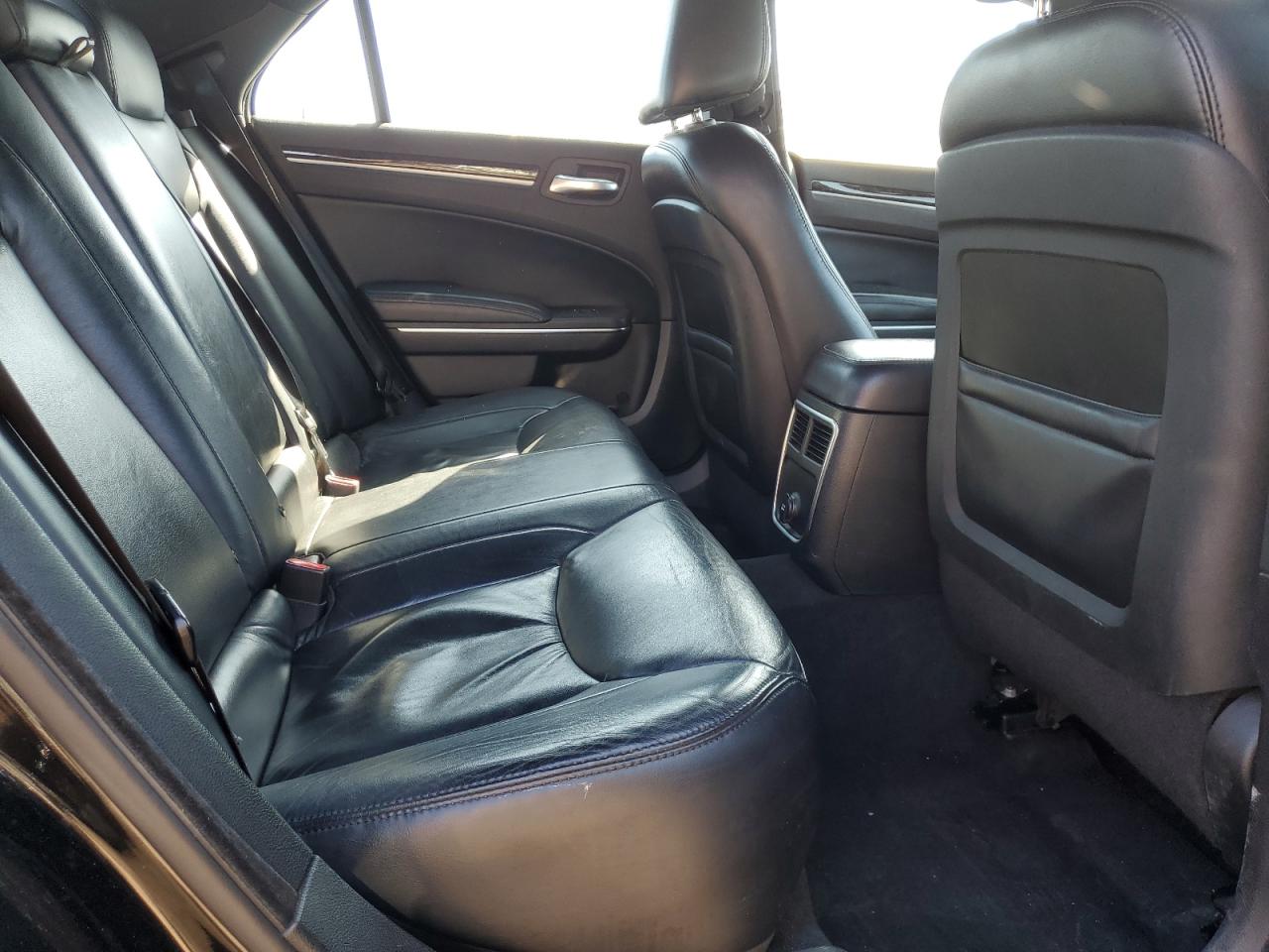 2011 Chrysler 300 - Image 10