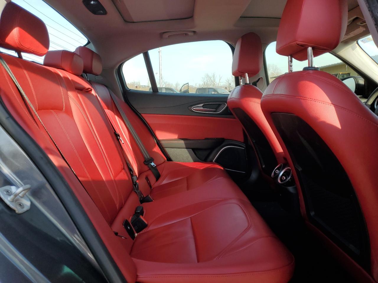 2019 Alfa Romeo Giulia - Image 10