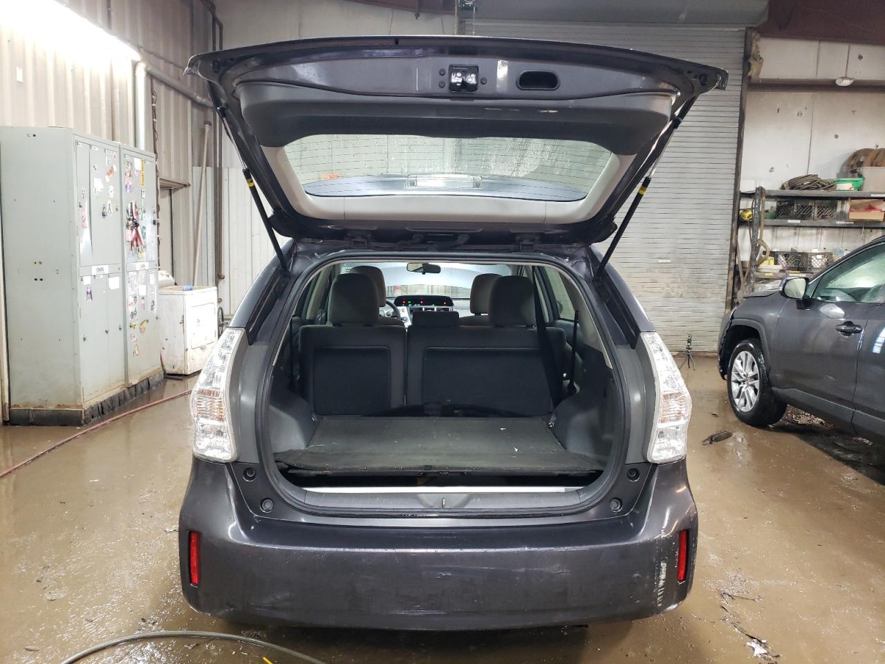 2013 Toyota Prius - Image 6