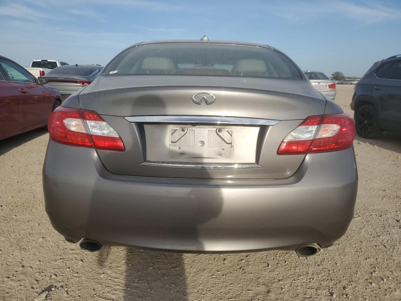 2011 Infiniti M - Image 6