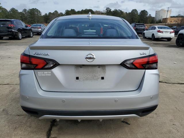  NISSAN VERSA 2020 Сріблястий