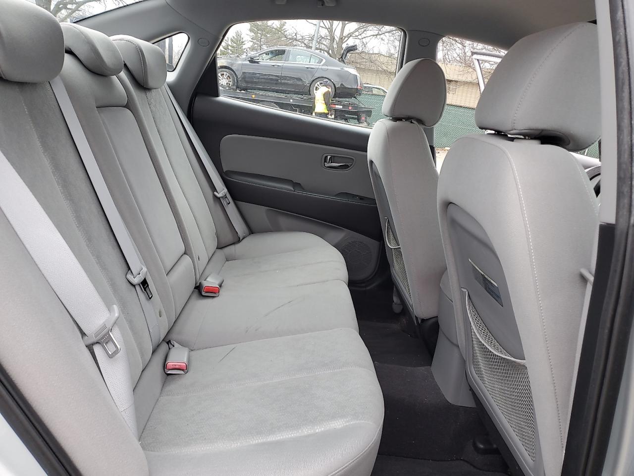 2010 Hyundai Elantra - Image 10