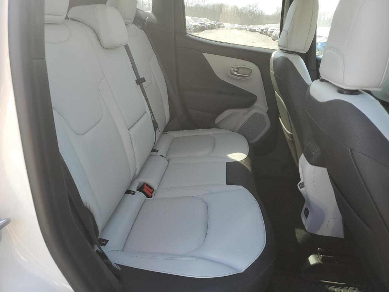 2020 Jeep Renegade - Image 11