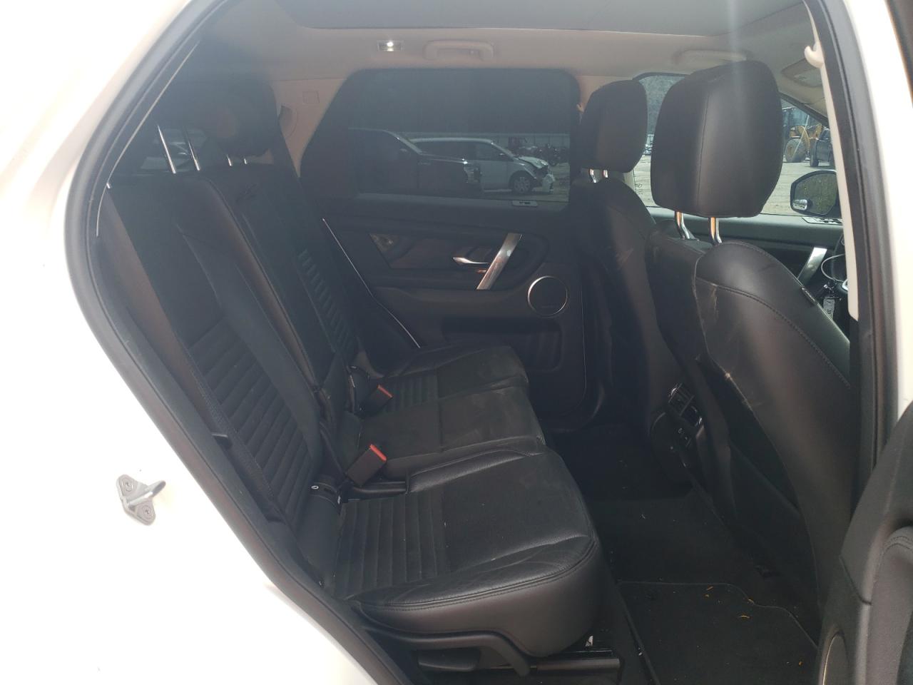 2022 Land Rover Discovery - Image 11