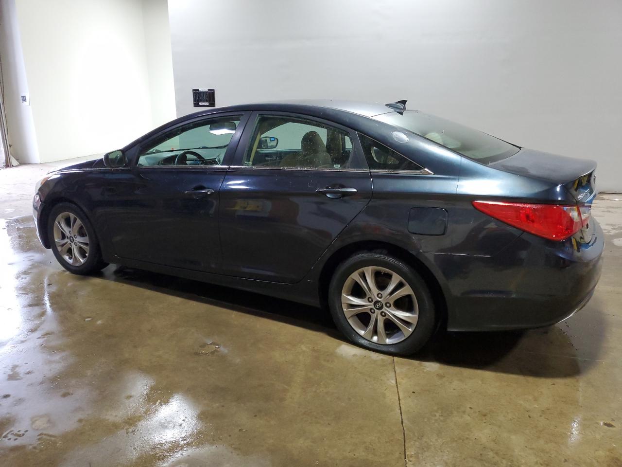 2013 Hyundai Sonata - Image 2
