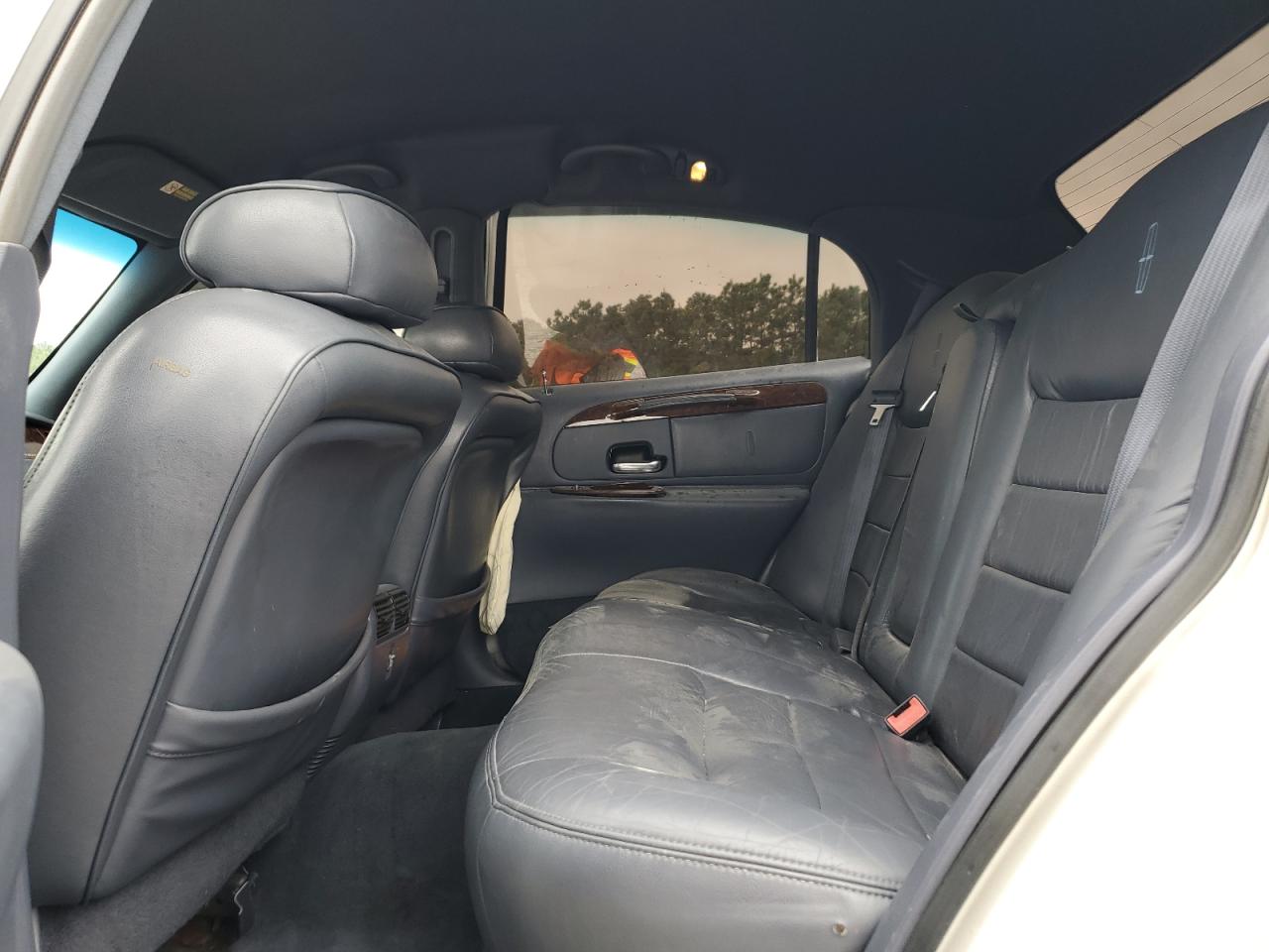 2001 Lincoln Town Car Executive VIN: 1LNHMH1W91Y650775 Lot: 47074385