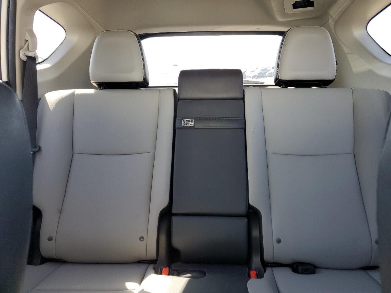 2017 Toyota RAV 4 - Image 10
