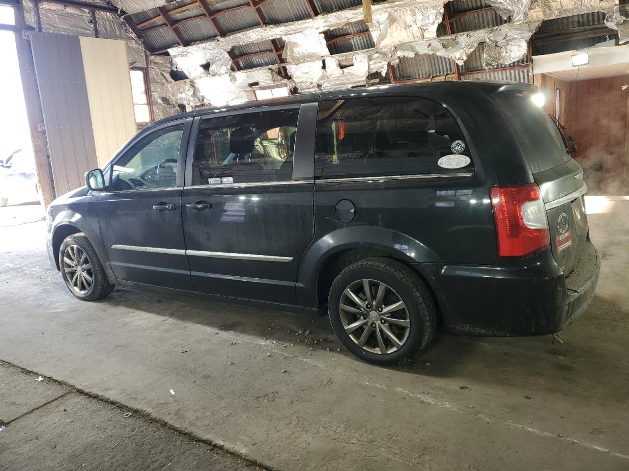 2015 Chrysler Town & Country - Image 2