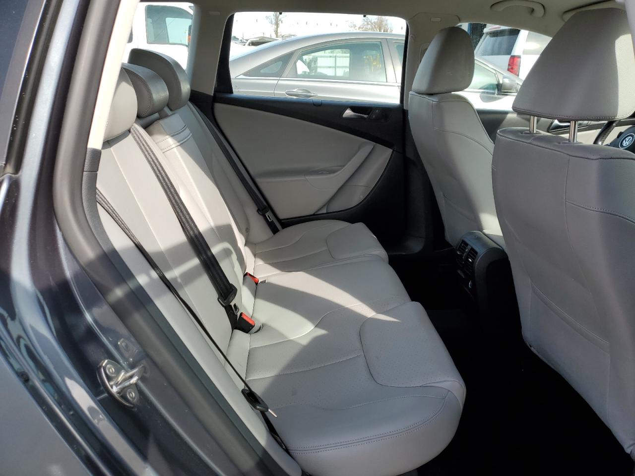 2010 Volkswagen Passat - Image 10