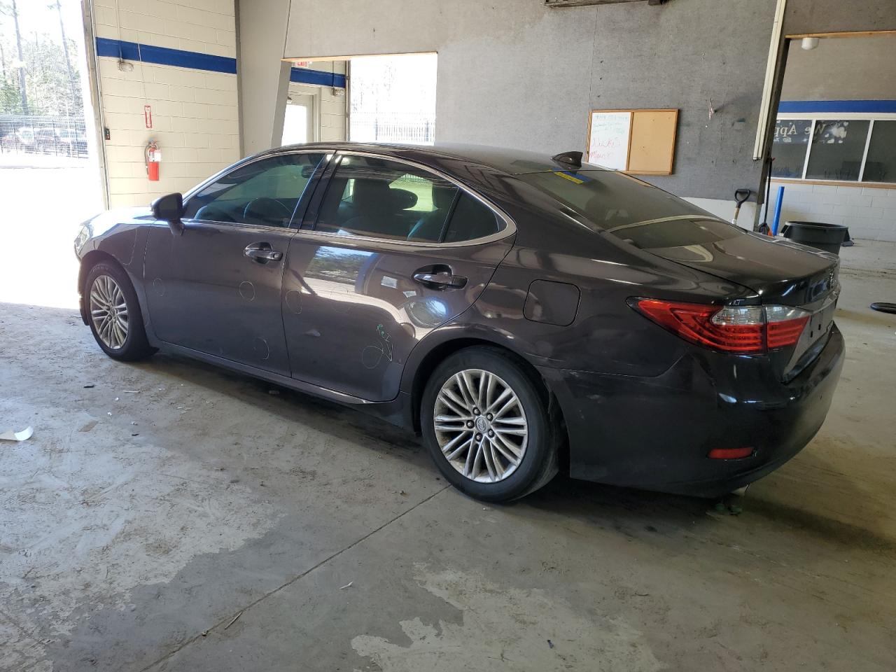 2015 Lexus ES - Image 2