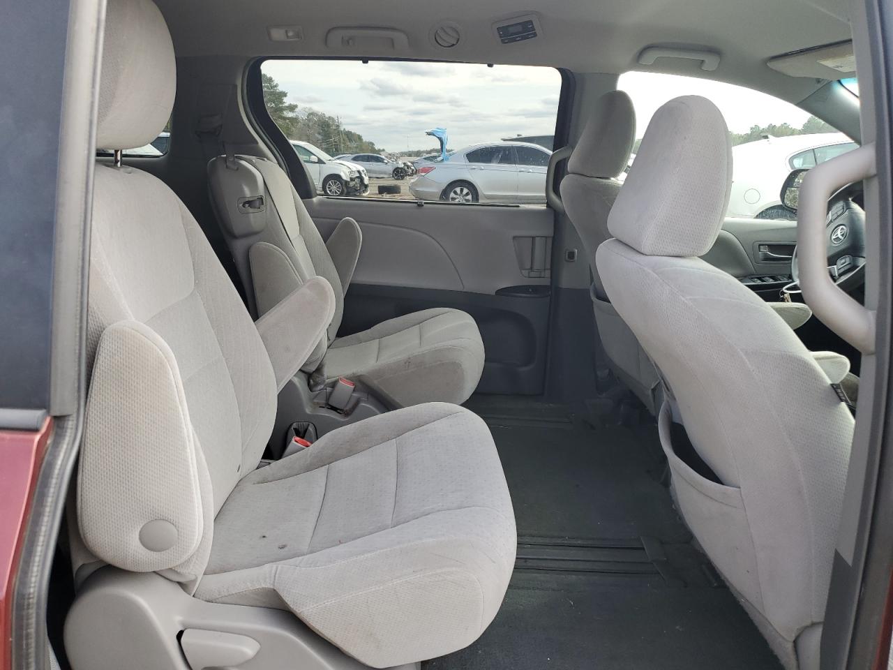 2015 Toyota Sienna - Image 11