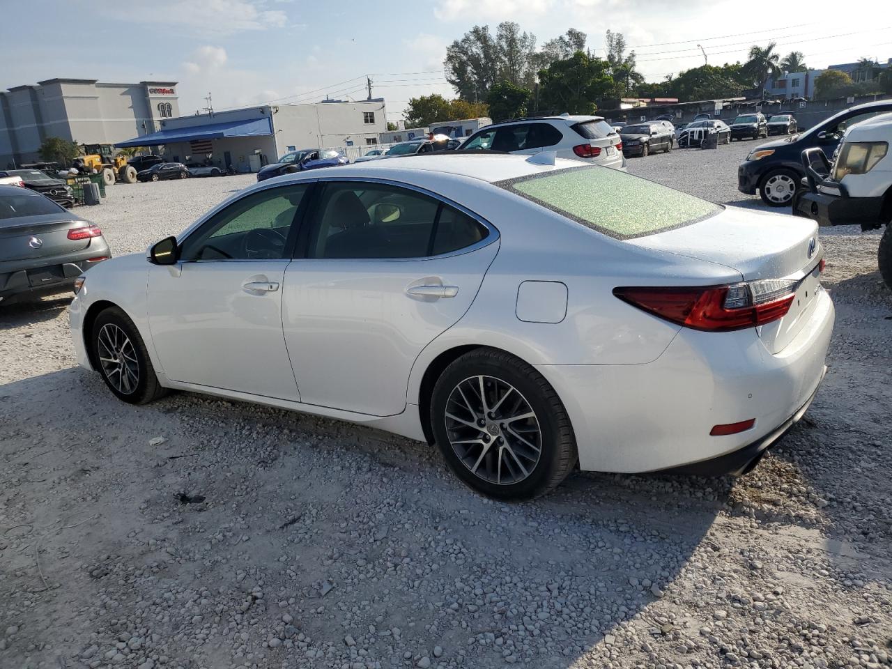 2016 Lexus ES - Image 2
