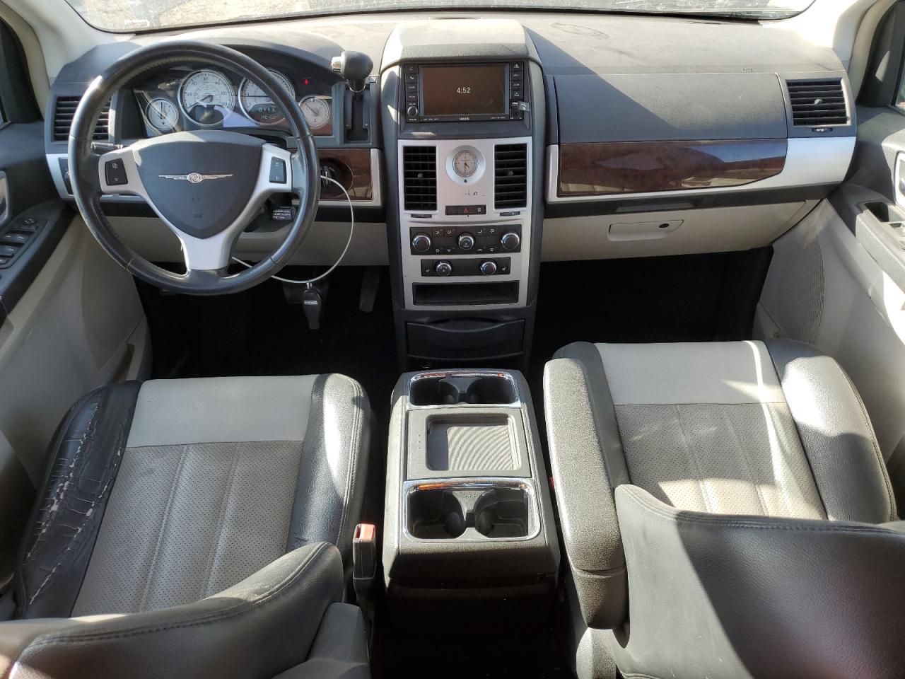 2010 Chrysler Town & Country - Image 8