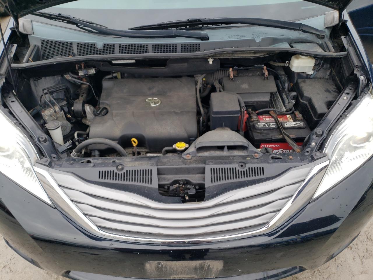 2011 Toyota Sienna - Image 12
