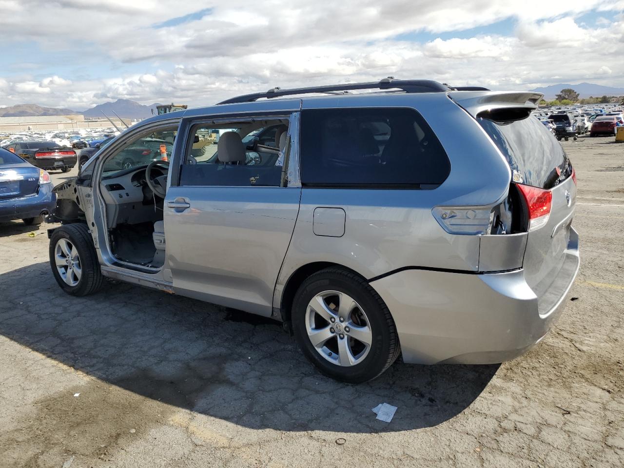 2013 Toyota Sienna - Image 2