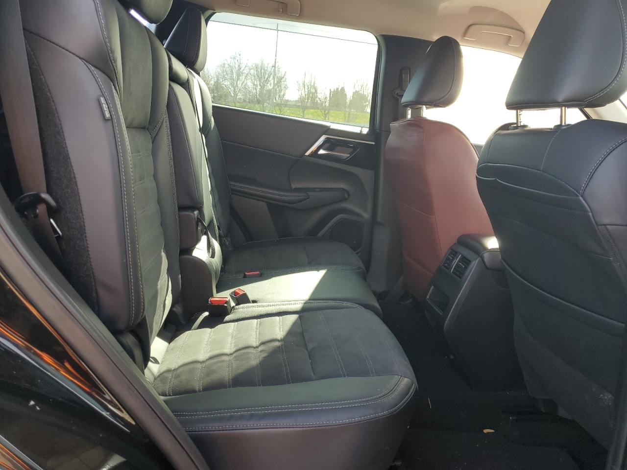 2023 Mitsubishi Outlander - Image 11