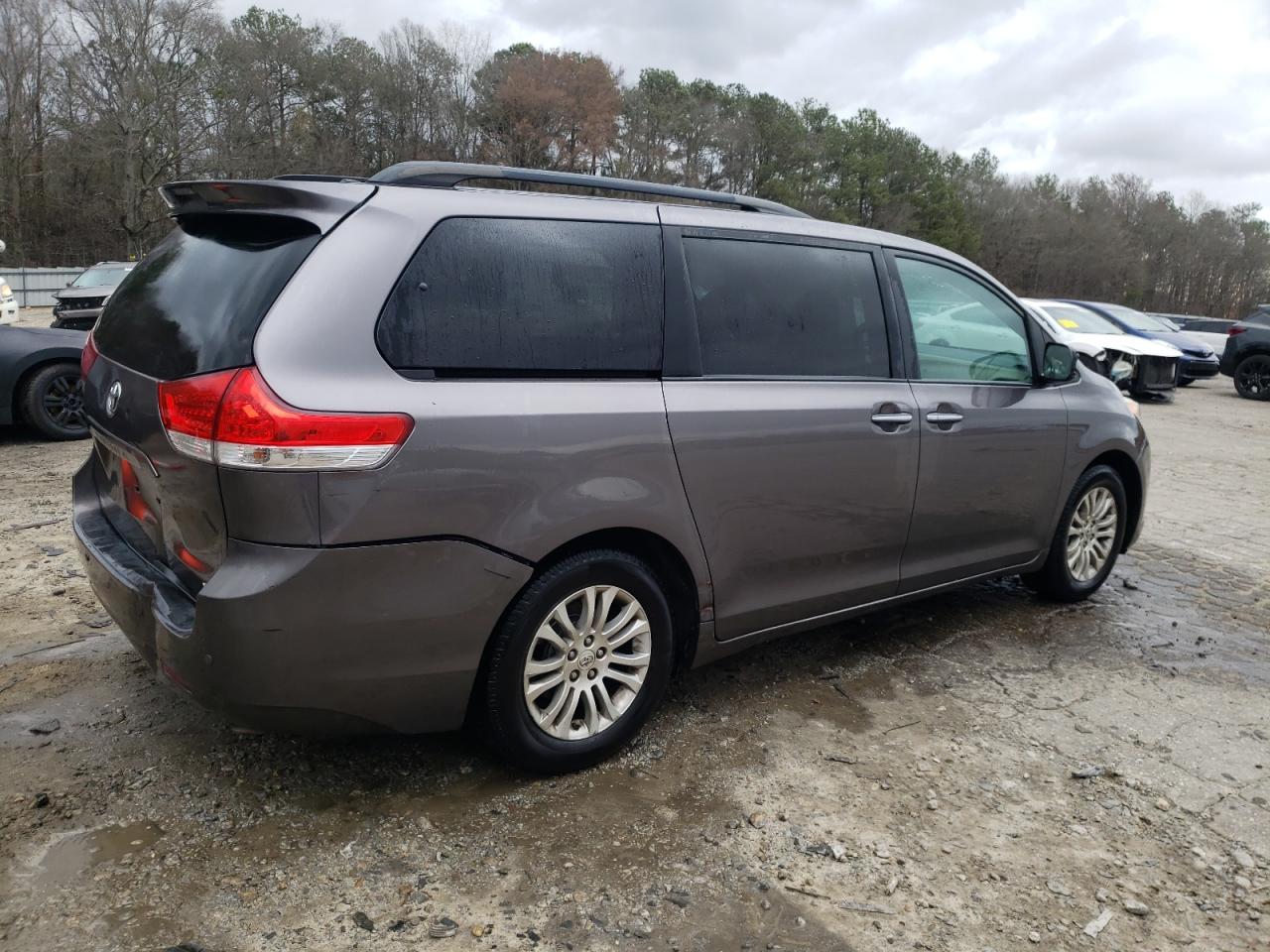 2011 Toyota Sienna - Image 3