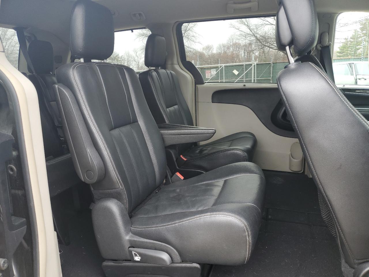 2016 Chrysler Town & Country - Image 11