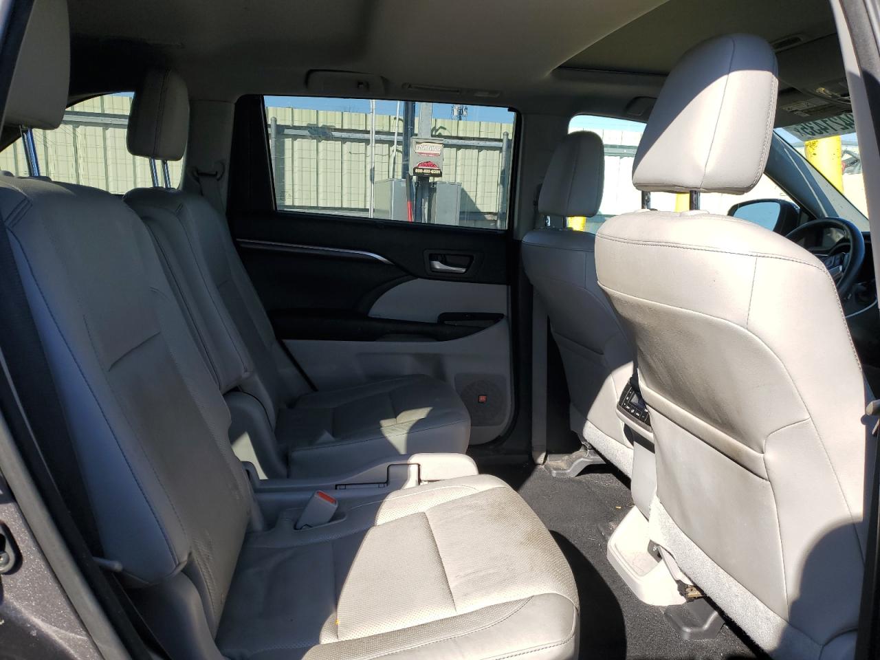 2014 Toyota Highlander - Image 11