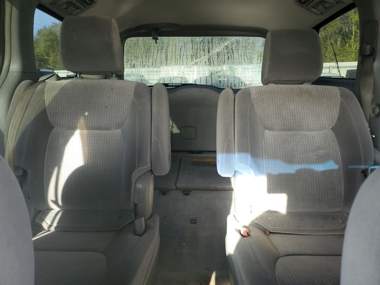 2010 Toyota Sienna - Image 10