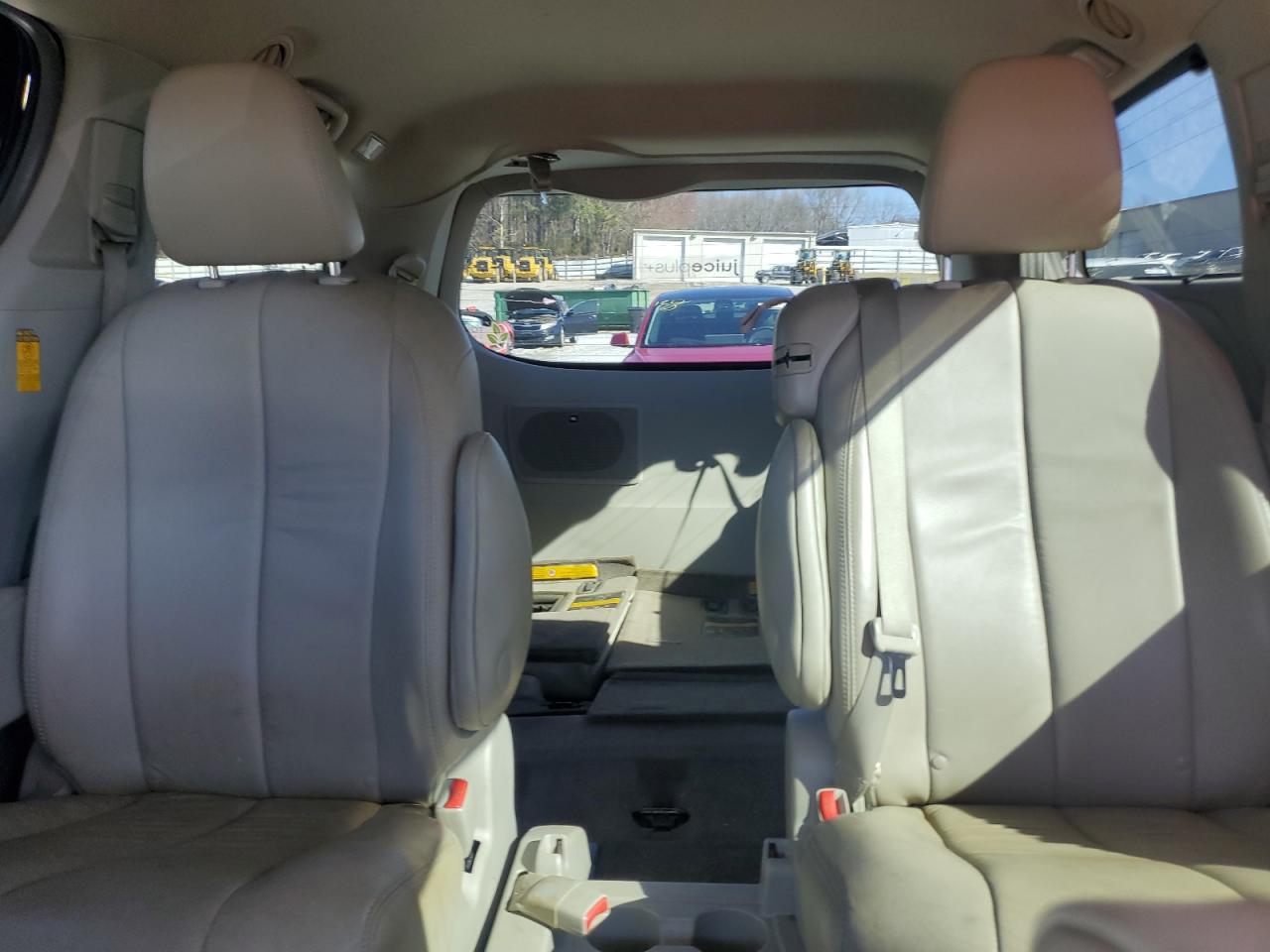 2014 Toyota Sienna - Image 10