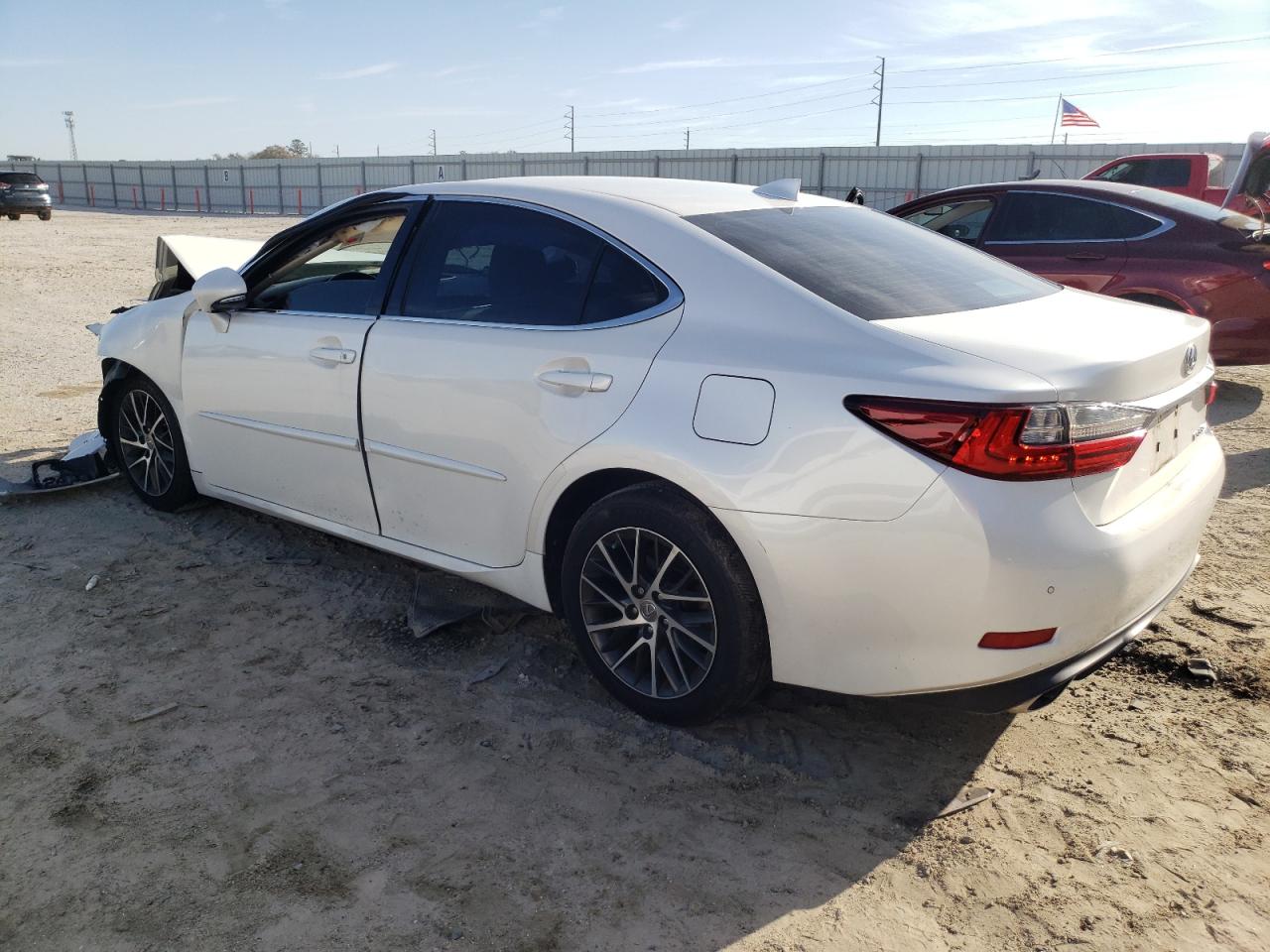 2016 Lexus ES - Image 2