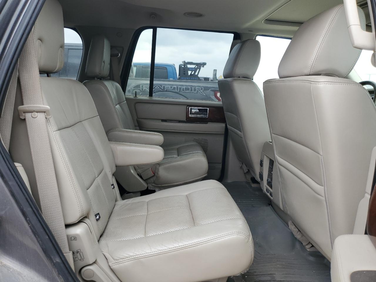 2012 Lincoln Navigator - Image 11