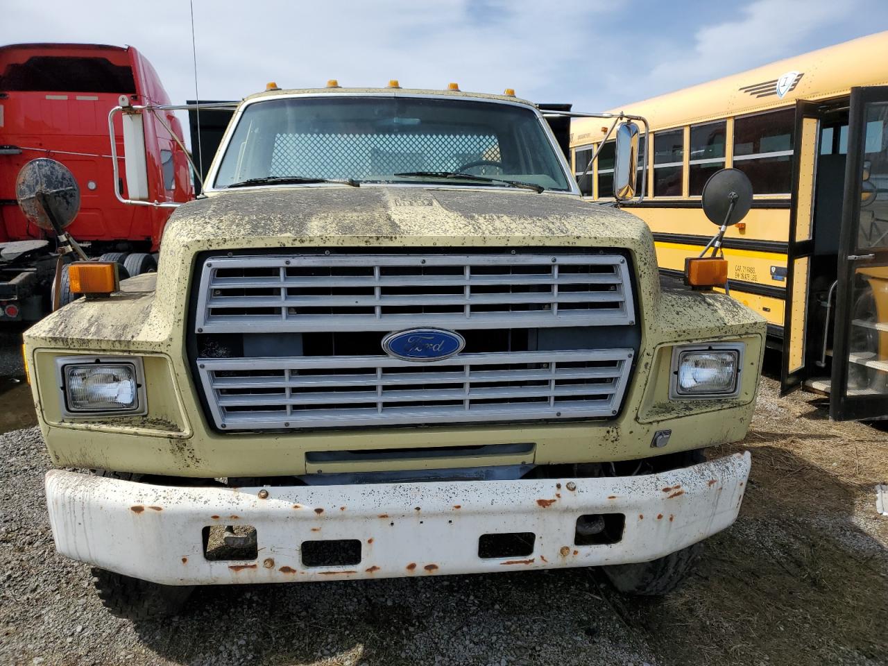 1994 FORD FORD F700 FLATBED TRUCK