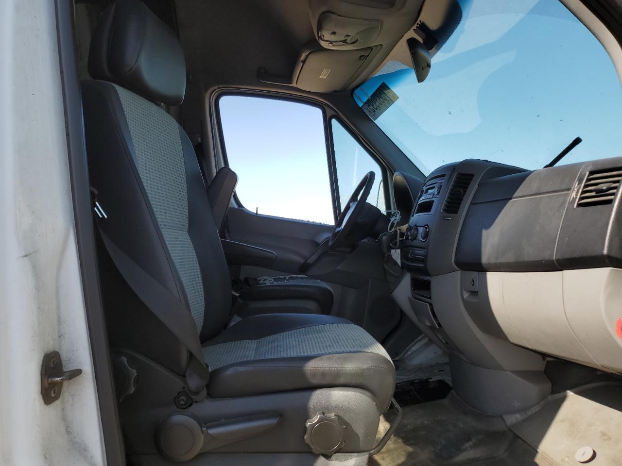 2008 Dodge Sprinter - Image 11