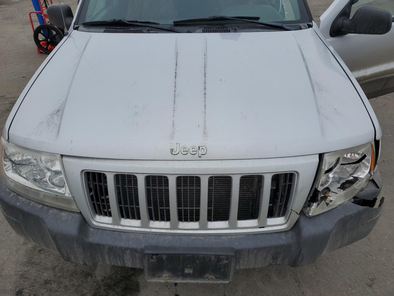 2004 Jeep Grand Cherokee - Image 12