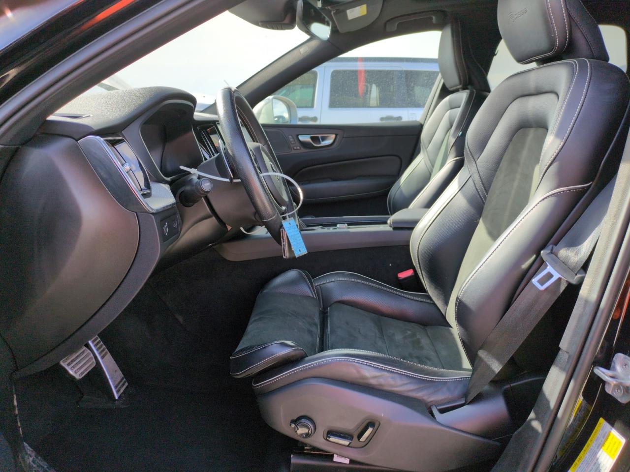 2019 Volvo Xc60 T5 R-Design VIN: LYV102RM0KB377259 Lot: 50379075