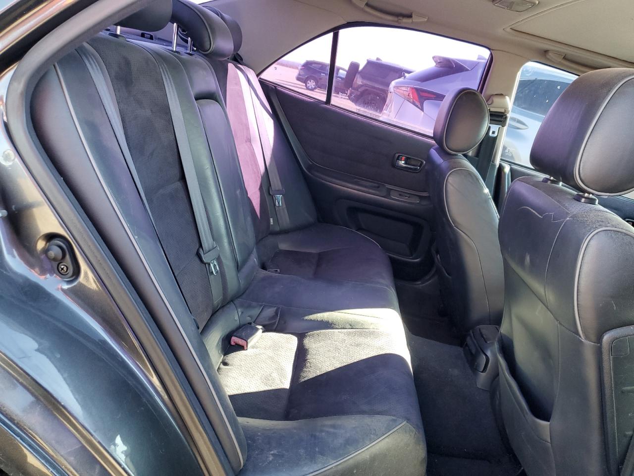 2002 Lexus IS - Image 10