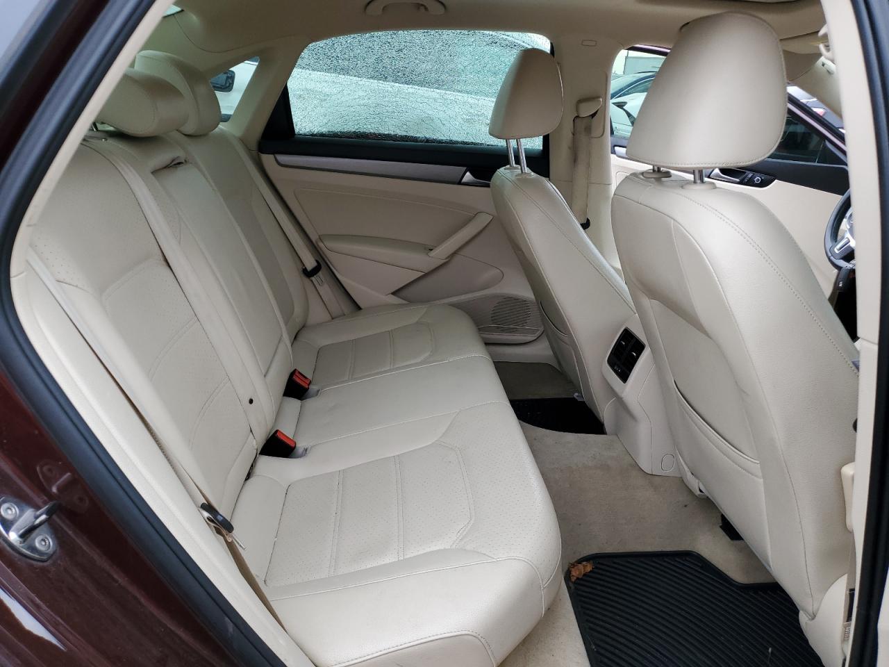 2014 Volkswagen Passat - Image 10