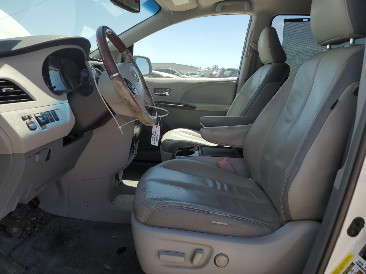 2014 Toyota Sienna - Image 7
