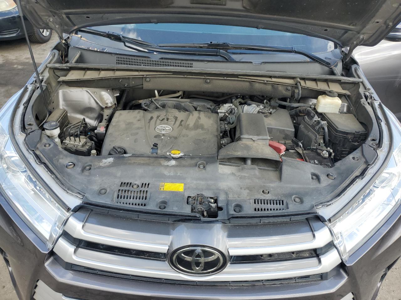2017 Toyota Highlander - Image 11