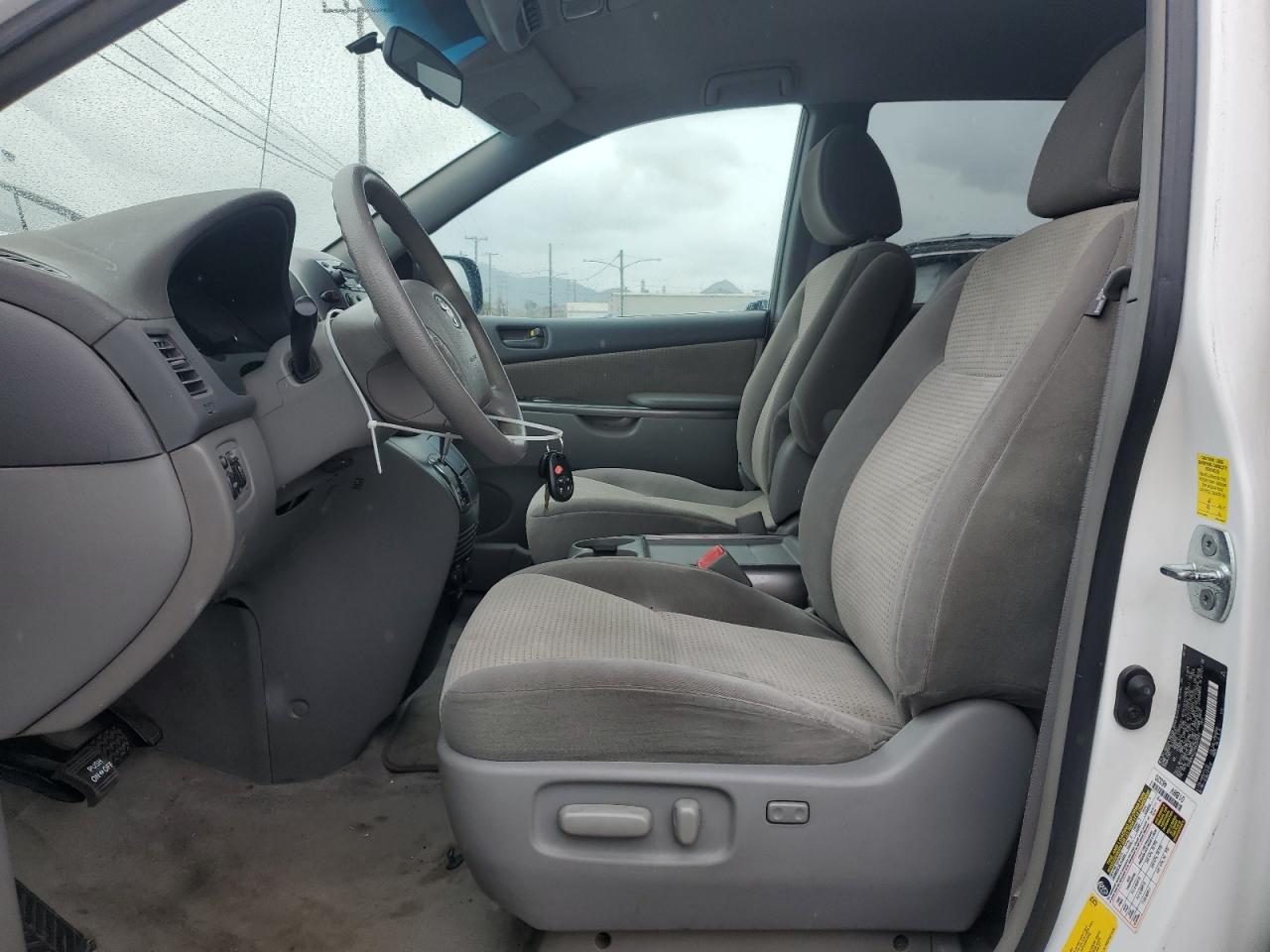 2010 Toyota Sienna - Image 7