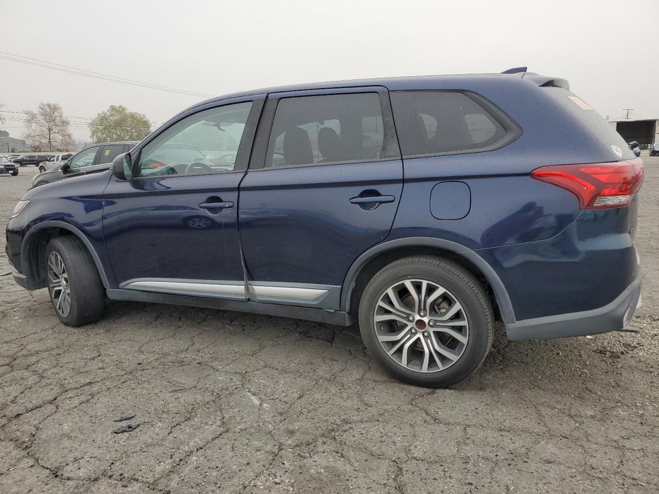 2018 Mitsubishi Outlander - Image 2